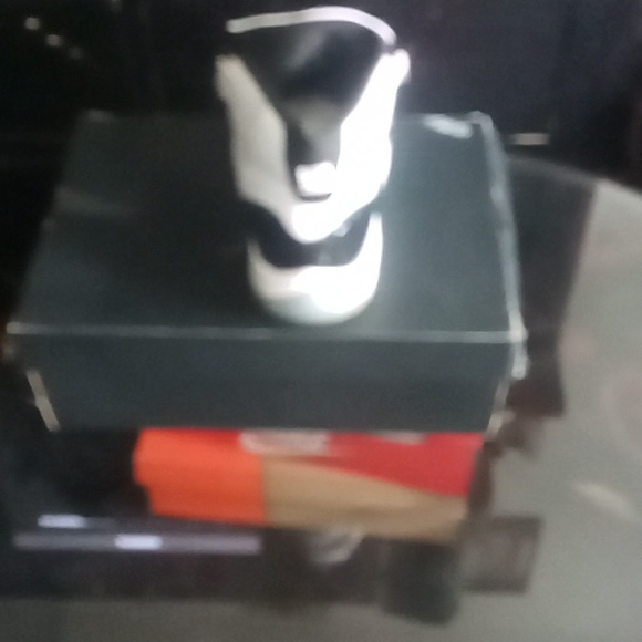 Retro Jordan 11's mid hight white and blac size 13 - Picture 2 of 10